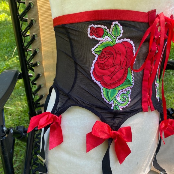 Rose corset belt with garters - Picture 3 of 5